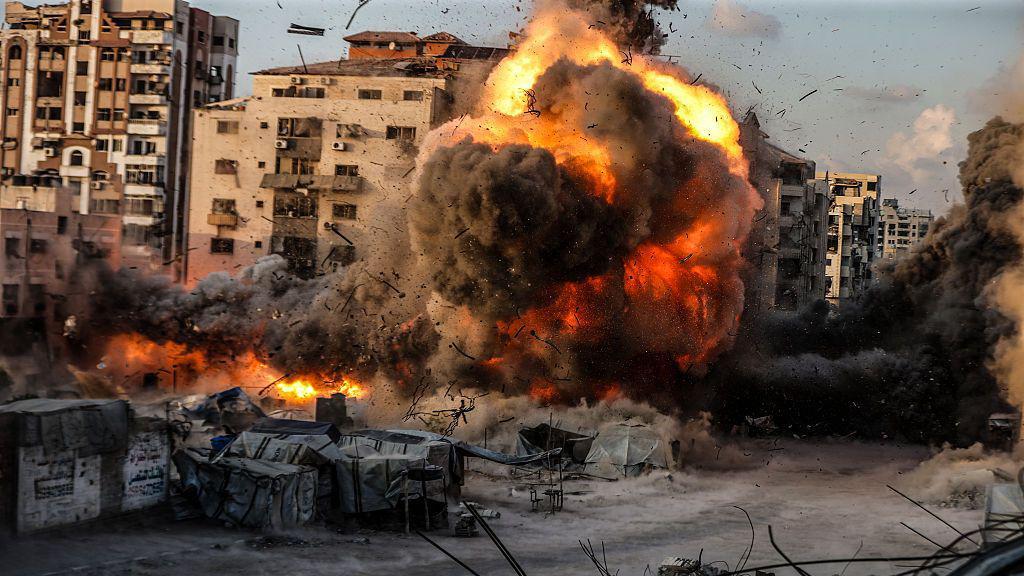 Bitka za grad Gazu, humanitarna flota brodova u opasnosti 1 eksplozija u gradu gazi posle izraelskog apada, dim kulja posle izraelskog napada na grad gazu