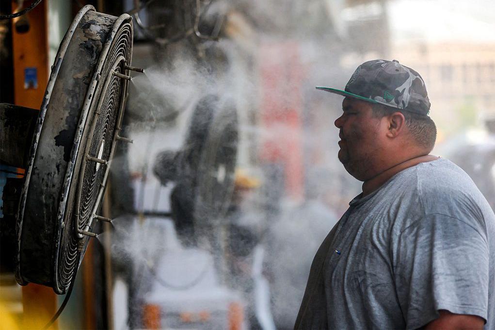 Kako ekstremne vrućine 'tope' naš DNK i ubrzavaju starenje 4 Čovek stoji ispred ventilatora u Bagdadu gde je temperatura dostigla više od 50 stepeni Celzijusa ili 122 stepena Farenhajta.