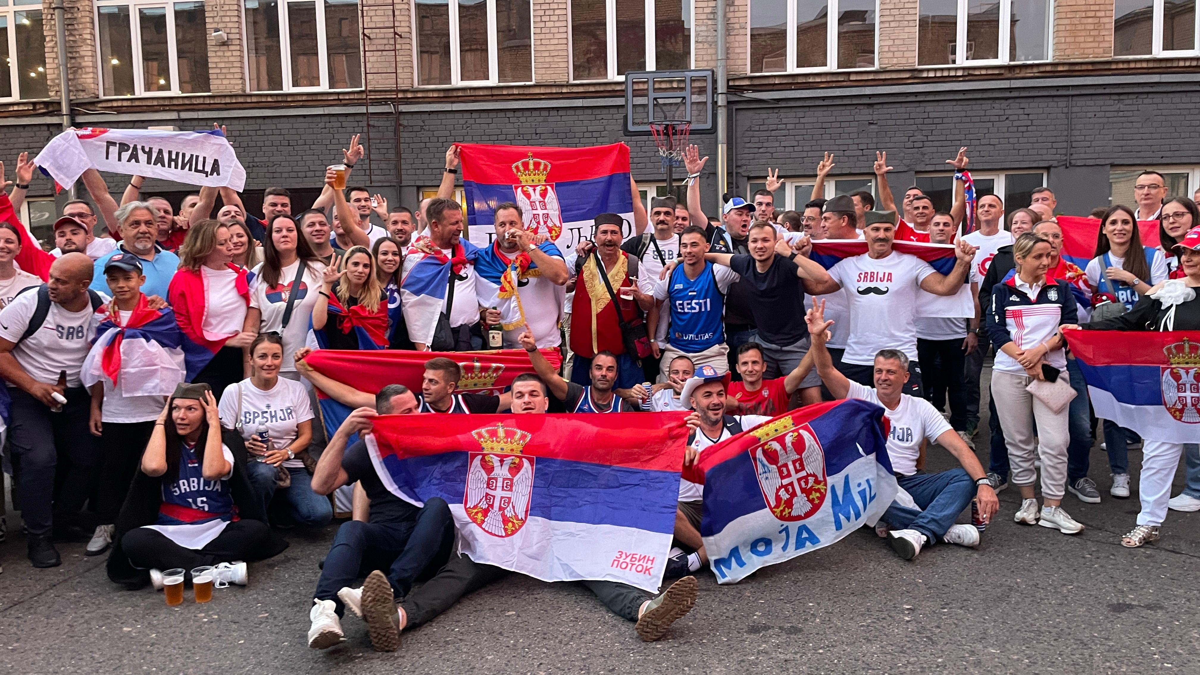 Srpsko navijači u Rigi pred utakmicu sa Turskom