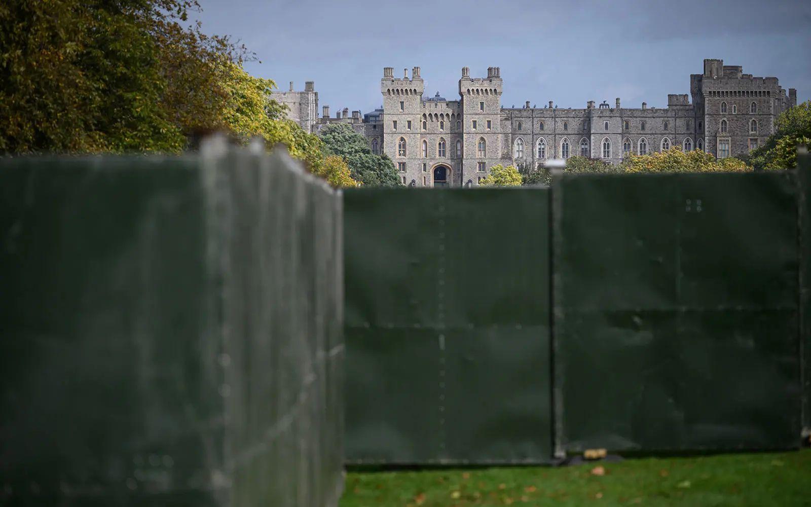 Velika zaštitna ograda postavljena oko imanja Vindzora 