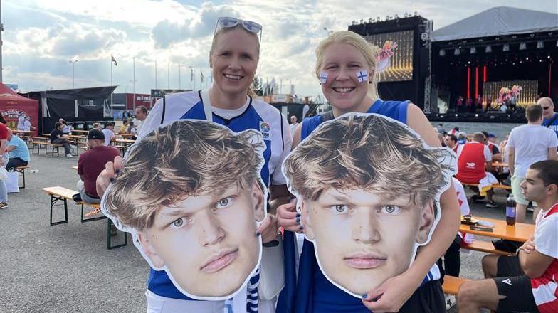 Mika Murinen, najbolji mladi košarkaš Evrobasketa, potpisao za Partizan 2 Dve žene sa kartonskim ilustracijama Mike Murinena