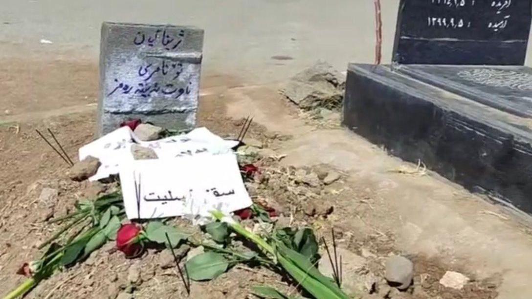 Pramen kose i talas besa: Šta se stvarno promenilo u Iranu posle protesta 'Žena, život, sloboda' 6 Mali siva kameni spomenik Mahse Džine Amini