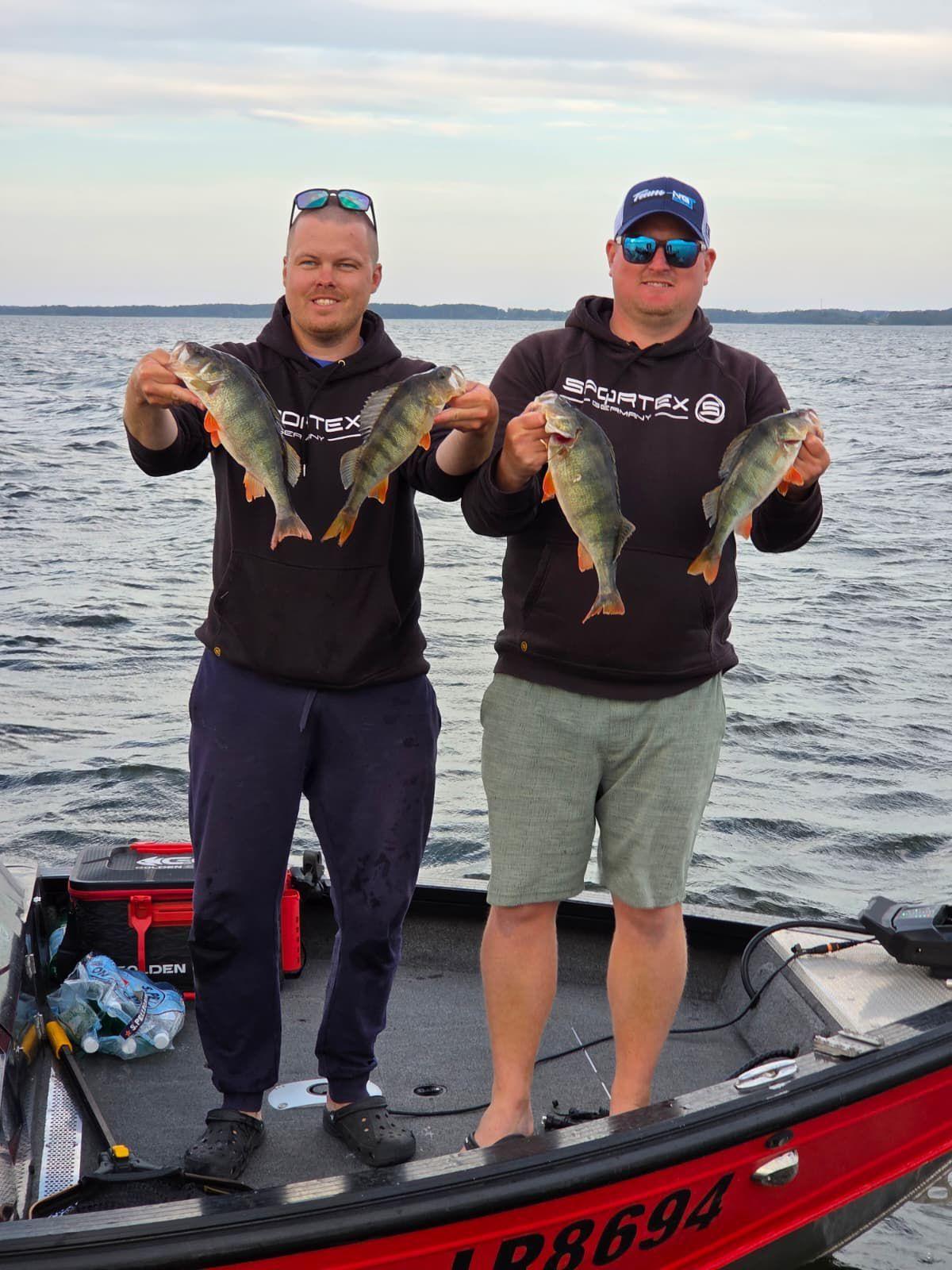 'Pecanje je način života': Lov na ribarska mesta u Letoniji 5 Toms Klabis i Gatis Ernstsons na čamcu drže ribe u rukama