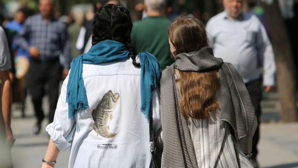 Pramen kose i talas besa: Šta se stvarno promenilo u Iranu posle protesta 'Žena, život, sloboda' 1 Dve devojke šetaju ogrnute maramom ali im se vidi kosa