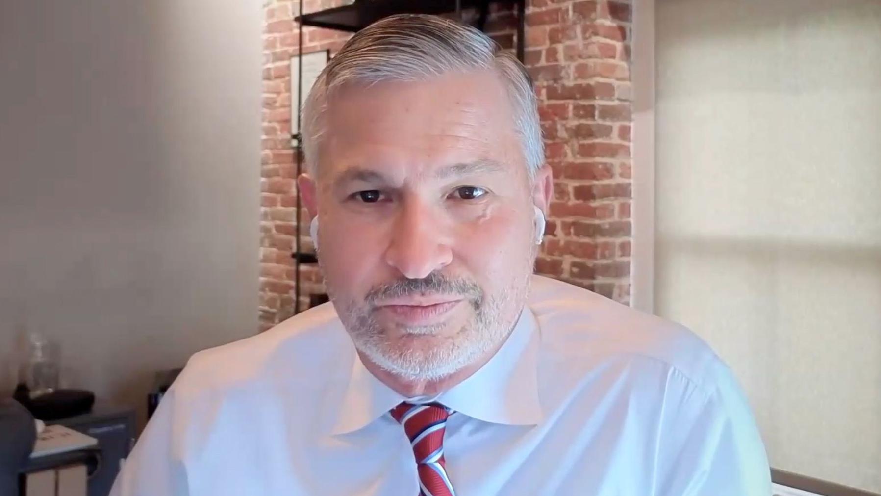 Makron će američkom sudu ponuditi 'naučne dokaze' da je Brižit žena, kaže advokat 2 Tom Kler, advokat, mušpkarac sa kravatom gleda u kameru