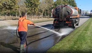 Jutros su ekipe preduzeća "Beograd put" počele sanaciju asfalta na trasi gde se odvijala vojna parada "Snaga jedinstva".