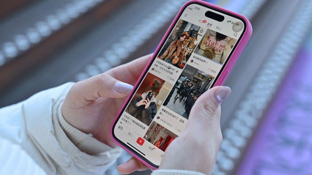 Svi moraju da budu srećni: Kina pokreće kampanju protiv negativaca na internetu 1 Mobilni telefon u ženskim rukama