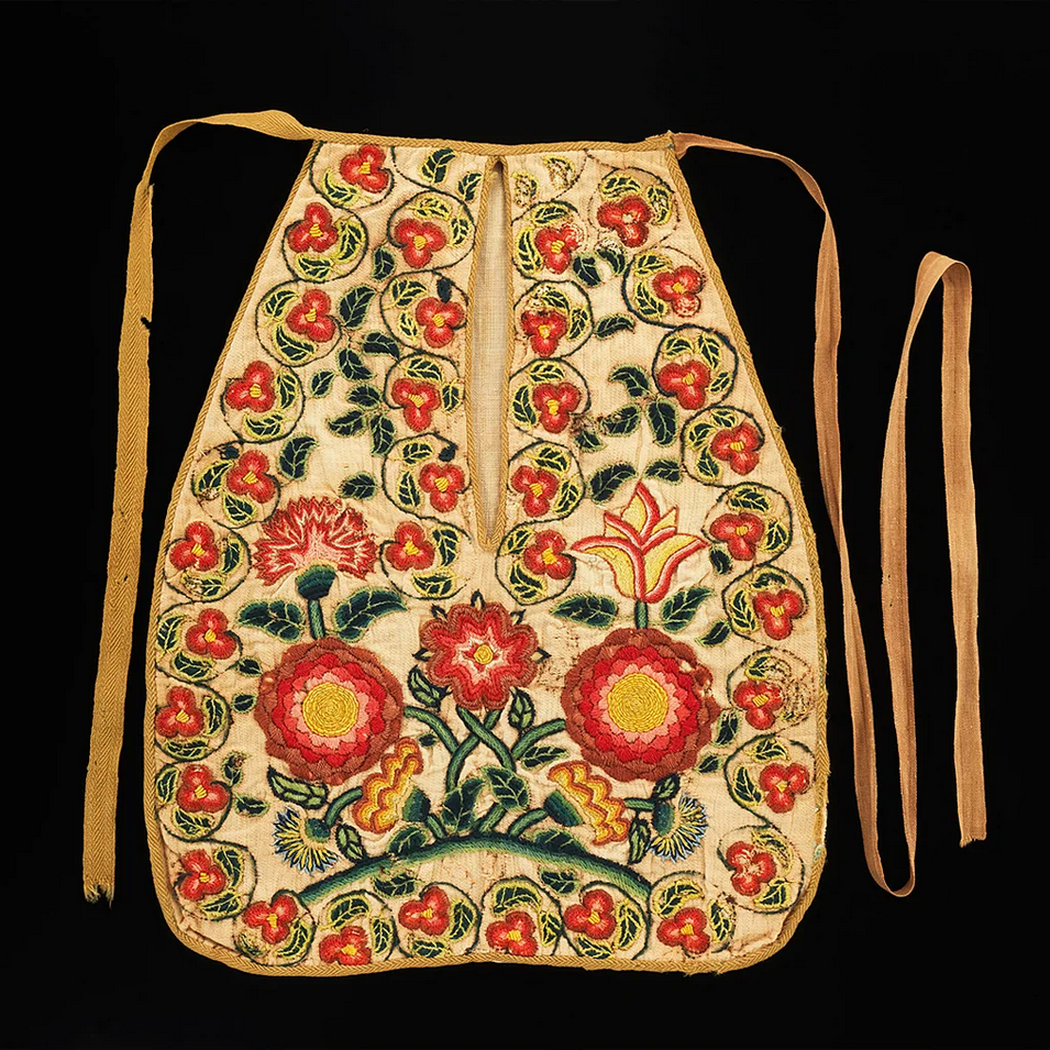 Zašto su ženski džepovi postali kontroverzni 3 U 16. i 17. veku, žene su nosile verzije džepova koji se vezuju oko struka, ispod njihovih suknji, na fotografiji je primer jednog takvog džepa bež boje, ukrašenog vezenim crvenim i ljubičastim cvetovima