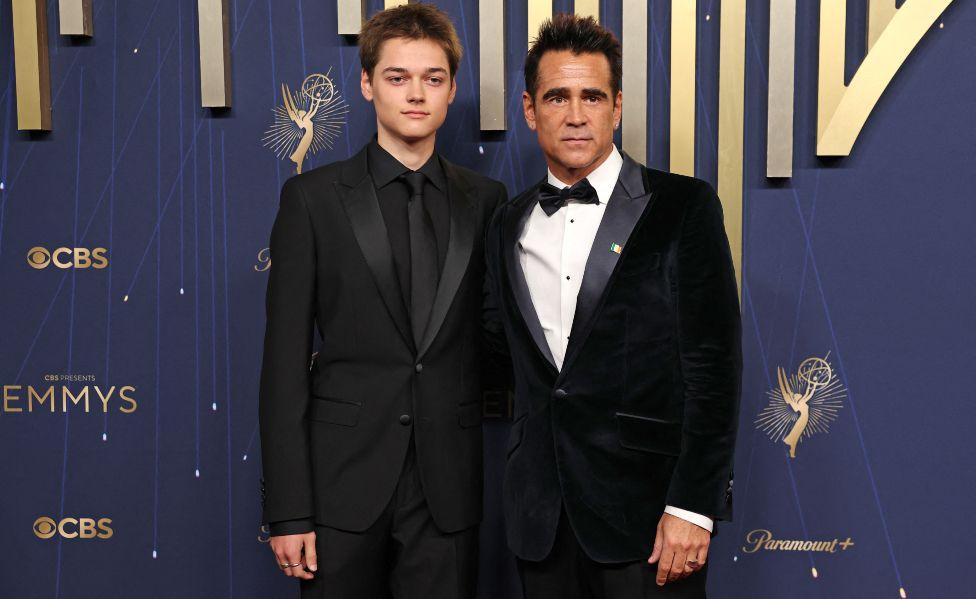 Sidni Svini, Džena Ortega, Selena Gomez i sjaj dodele Emi nagrada u fotografijama 11 Zvezda serije „Pingvin“ Kolin Farel, fotografisan sa sinom Henrijem u crnim odelima