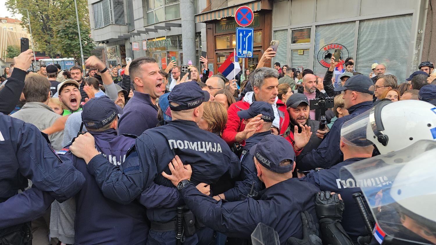 Podeljene ulice širom Srbije: Policija između pristalica i protivnika vlasti 1 Protest u Beogradu, policija nagurava demonstrante