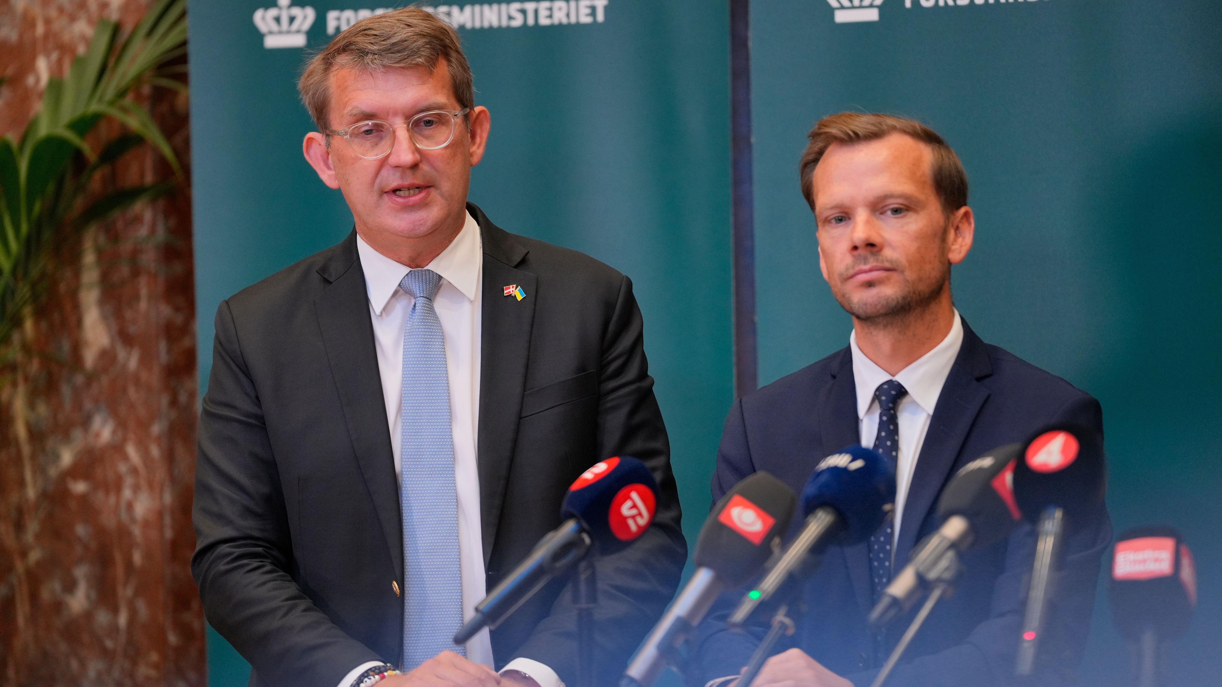 Ministar odbrane Troels Lund Poulsen (levo) i ministar pravde Peter Hamelgard (desno) na konferenciji za novinare u Ministarstvu odbrane u Kopenhagenu, Danska