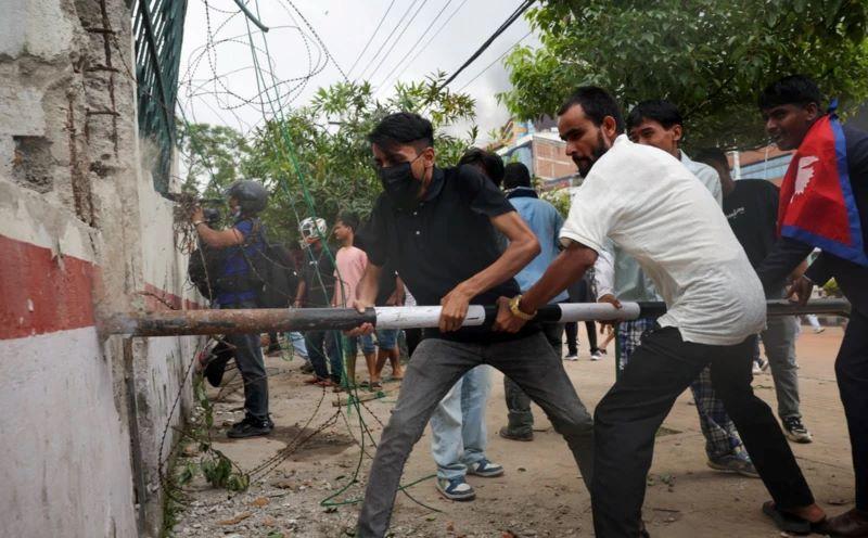 Nepal: Vojska uspostavila mir, prva žena premijer u istoriji zemlje 6 muškarci probijaju zid sa dugačkom metalnom cevi