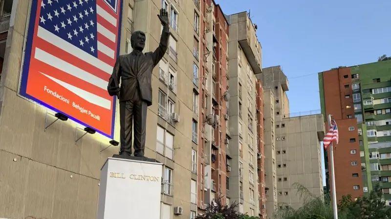 Zašto je Amerika zamrzla Strateški dijalog sa Kosovom i koje su moguće posledice 2 Spomenik bivšem američkom predsedniku Bilu Klintonu