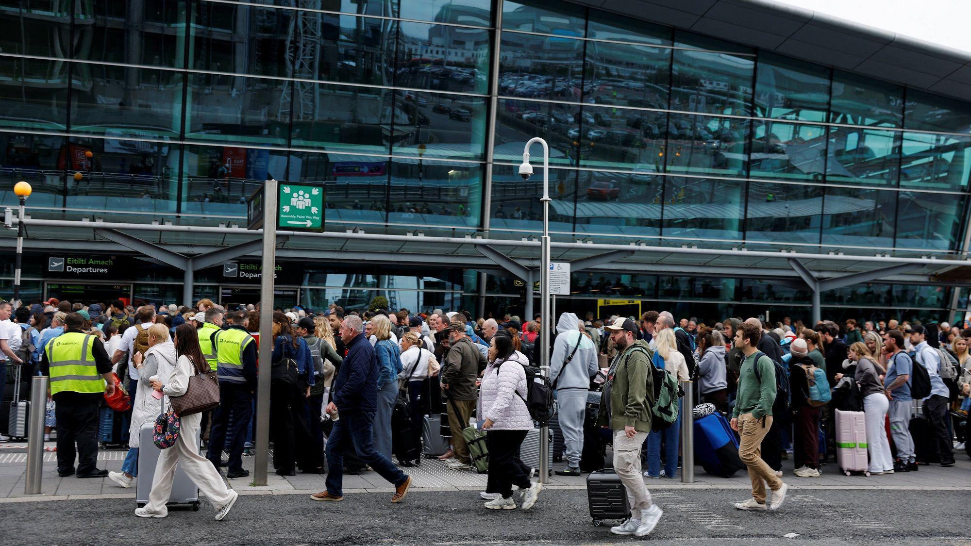 Redovi ispred aerodroma u Dablinu, Irska u subotu popodne