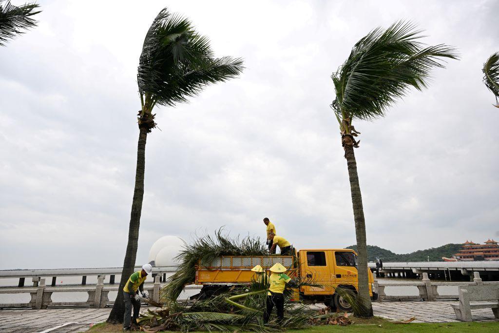 Dva miliona ljudi evakuisano u Kini zbog supertajfuna, na Tajvanu najmanje 15 poginulih 7 Radnici uklanjaju grane sa obale dok se tajfun približava Kini