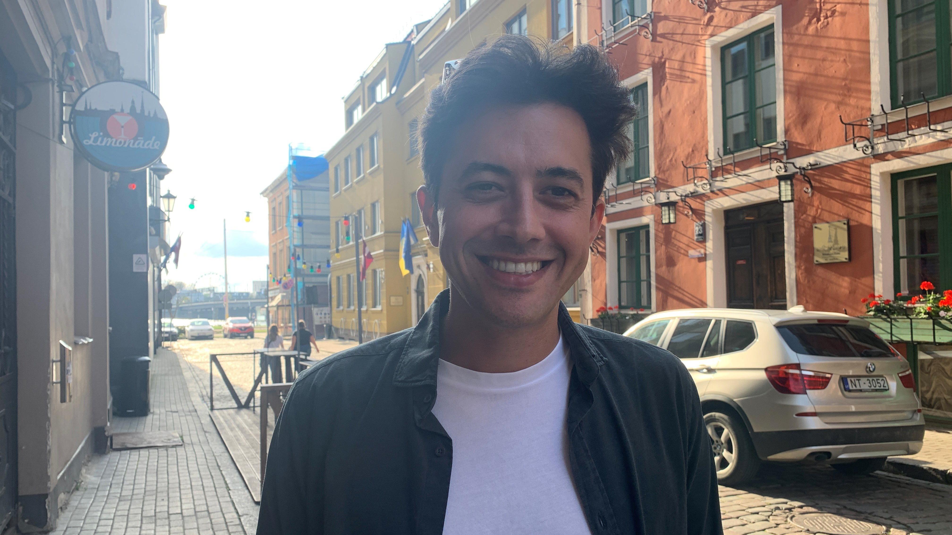 Finale Evrobasketa: Turska samouverenost ili nemački kontinuitet 2 Enis Čakmak, tursi navijač, navijač turske, mladić gleda u kameru i osmehuje se