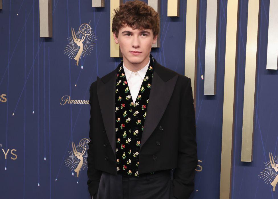 Glum Sem Nivola u beloj košulji, šarenom prsluku i crnom sakou