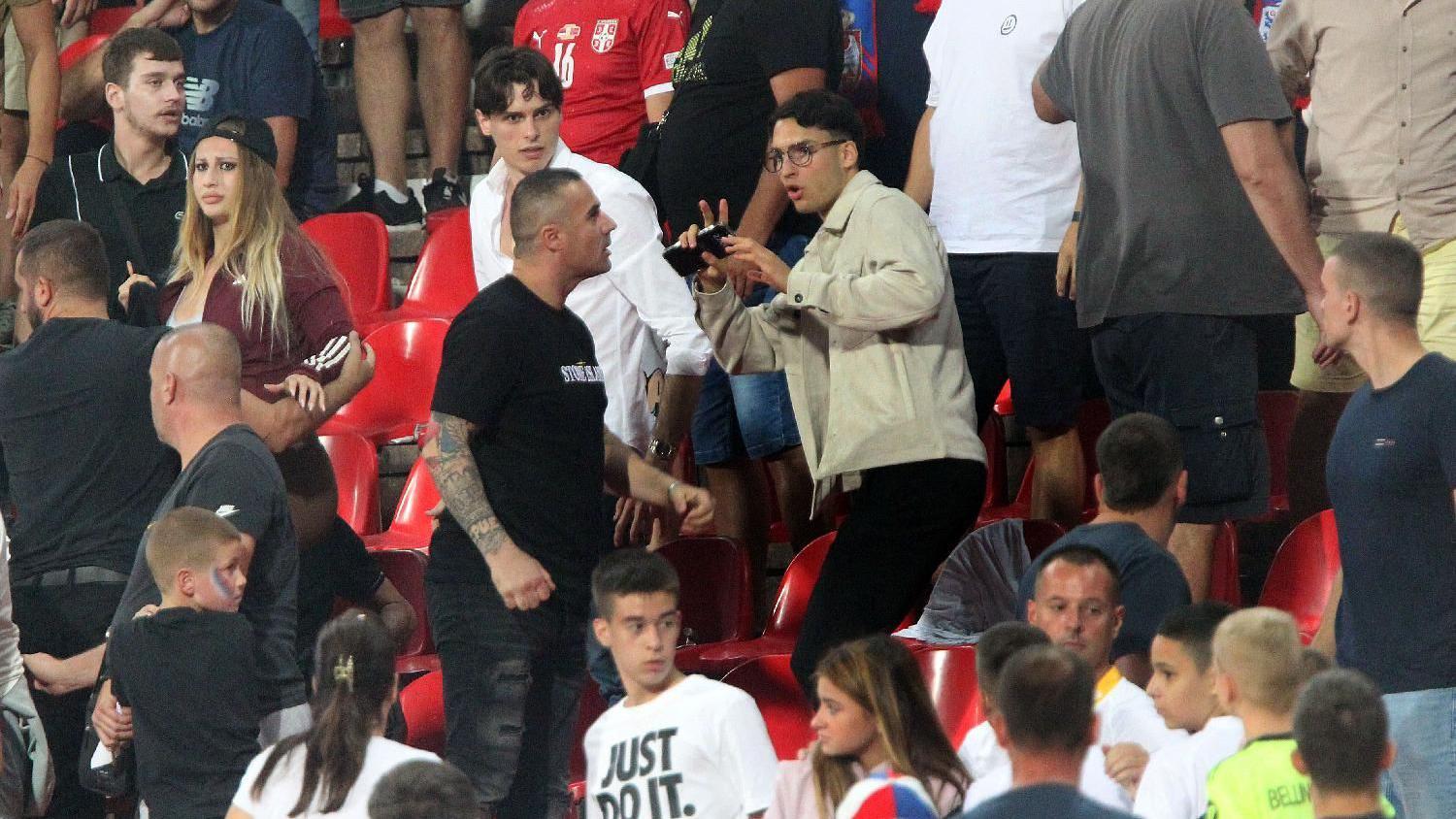 Srbija-Engleska: Brodolom i incidenti na tribinama - u fotografijama 1 srbija - engleska, incidenti na utakmici srbija - engleska