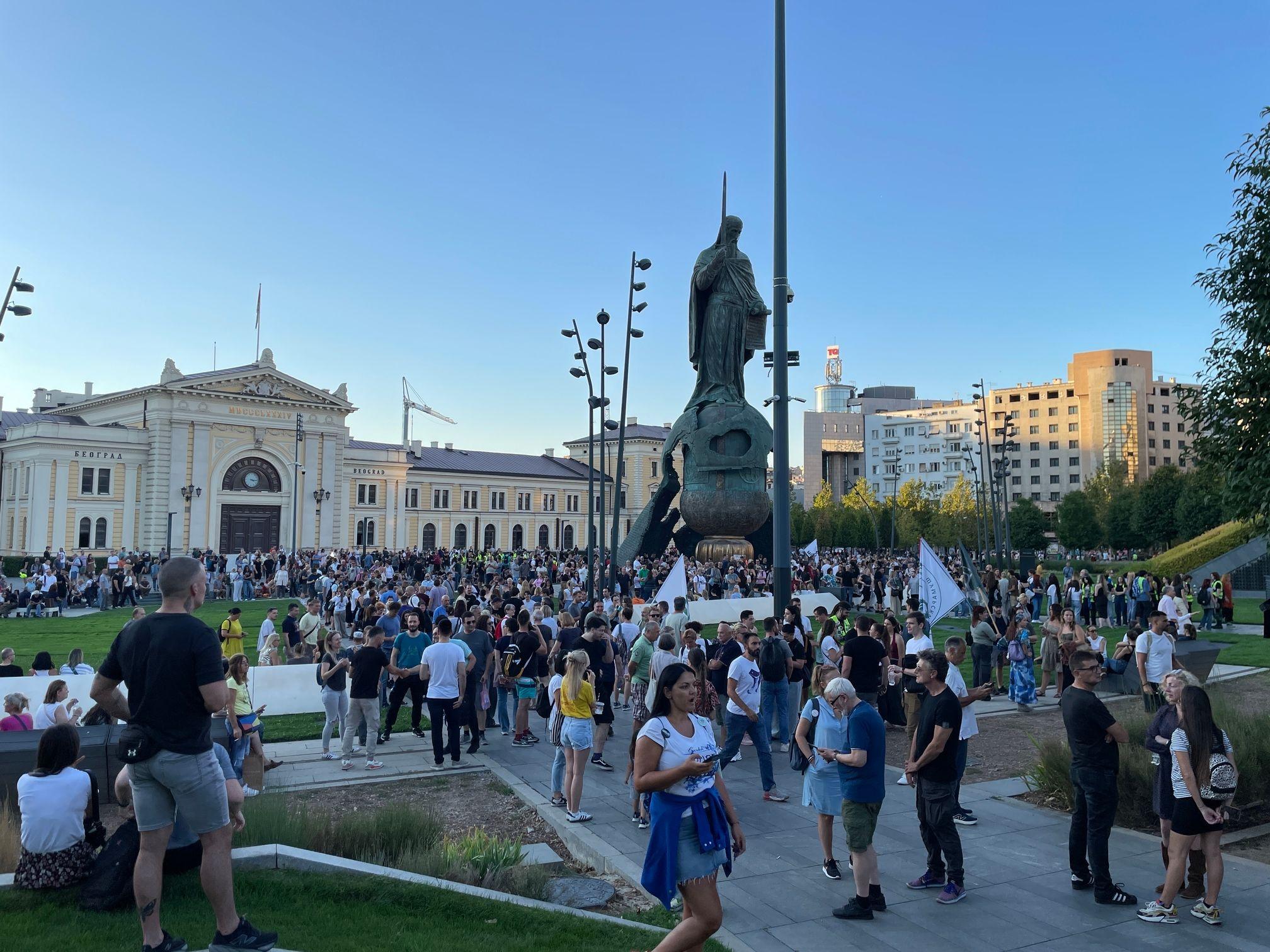 Deset meseci od pada nadstrešnice u Novom Sadu, počeo protest u Beogradu 2 Okupljeni ljudi na protestu