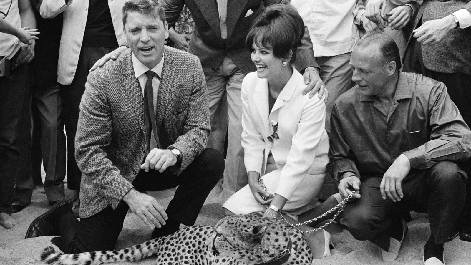 Preminula čuvena italijanska glumica Kludija Kardinale 3 Kardinale (u sredini) pored glumca Berta Lankestera (levo) na predstavljanju Viskontijevog filma Leopard 1963.