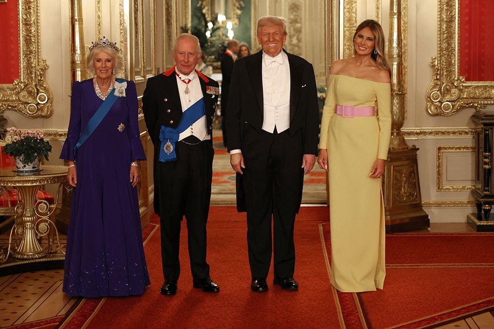 Melanijin šešir, žuta haljina i zlatna toaleta princeze Kejt - najzapaženiji modni trenuci Trampove posete 3 Britanska kraljica Kamila, kralj Čarls, predsednik Amerike Donald Tramp i prva dama Melanija Tramp poziraju na državnom banketu tokom državne posete predsednika Donalda Trampa zamku Vindzor u Vindzoru, Velika Britanija, 17. septembra 2025.