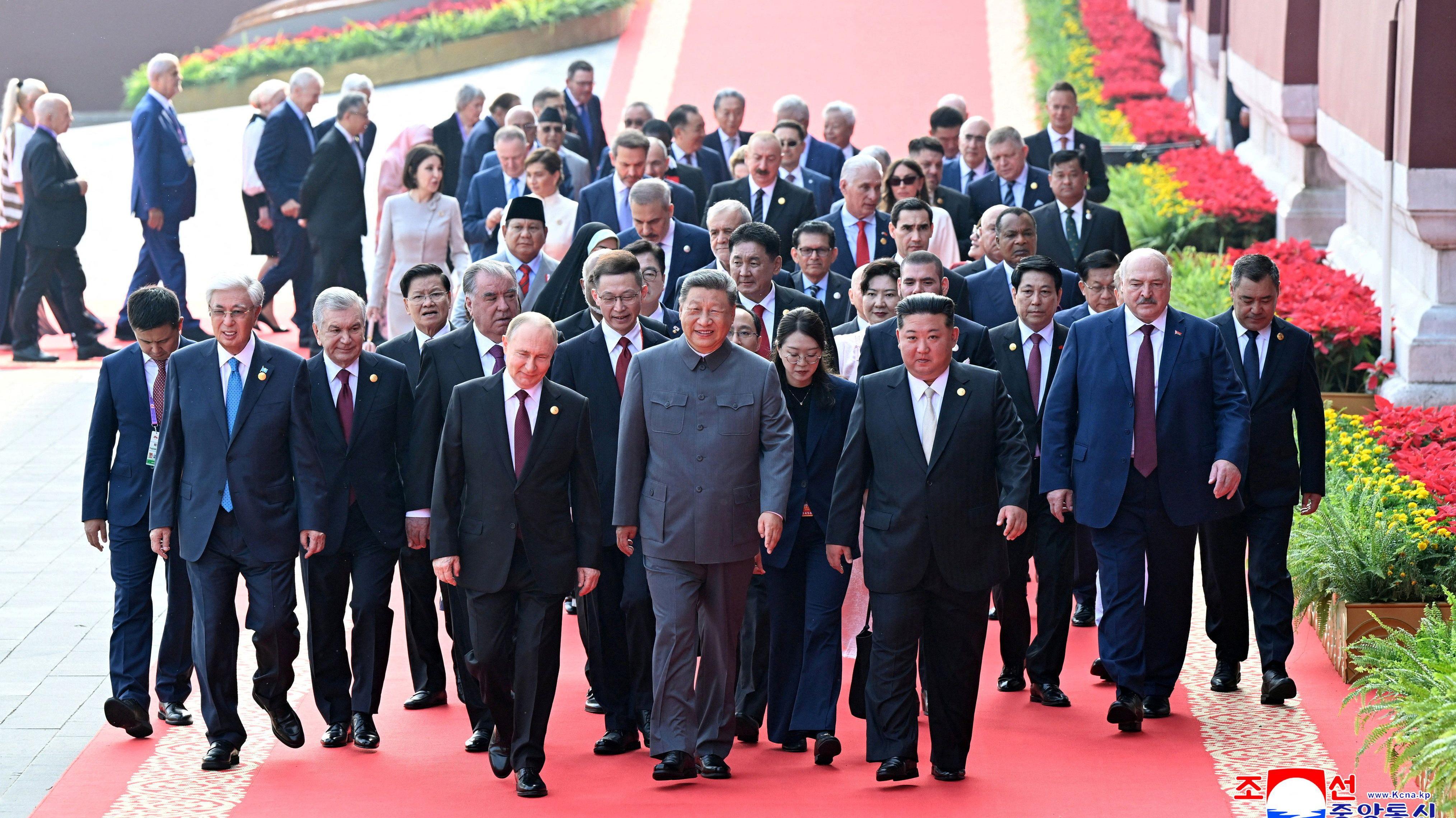 'Ljudi će možda postati besmrtni': Razgovor Sija Đinpinga i Putina 1 putin, si đinping, kim džong un, vojna parada u kini, svetski državnici na vjnoj paradi u kini, Putin, Si Đinping i Kim Džong Un u prvom redu, dok državnici koračaju ka Trgu Tjenanmen da bi gledali paradu kineske vojske povodom 80 godina od dana pobede u Drugom svetskom ratu