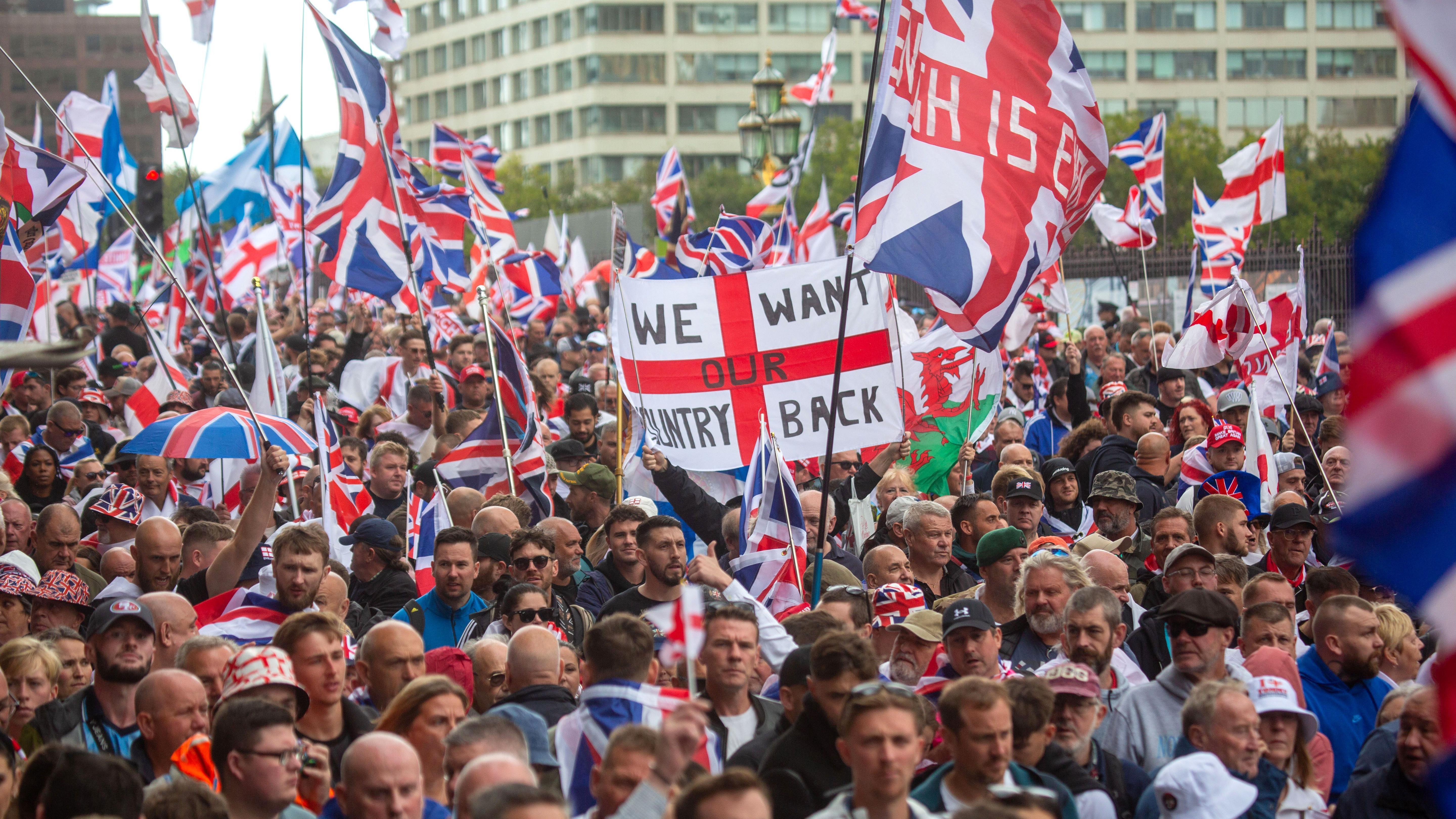 'Pošaljite ih kući': Šta se krije iza uspona nacionalizma u Velikoj Britaniji 6 Demonstranti sa zastavama Svetog Džordža na protestu Ujedinite Kraljevstvo 13. septembra 2025.