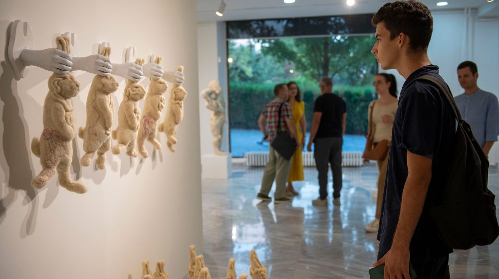 Otvorena izložba Topografija bola: Vunene skulpture Arpada Pulaija u Muzeju primenjene umetnosti 1