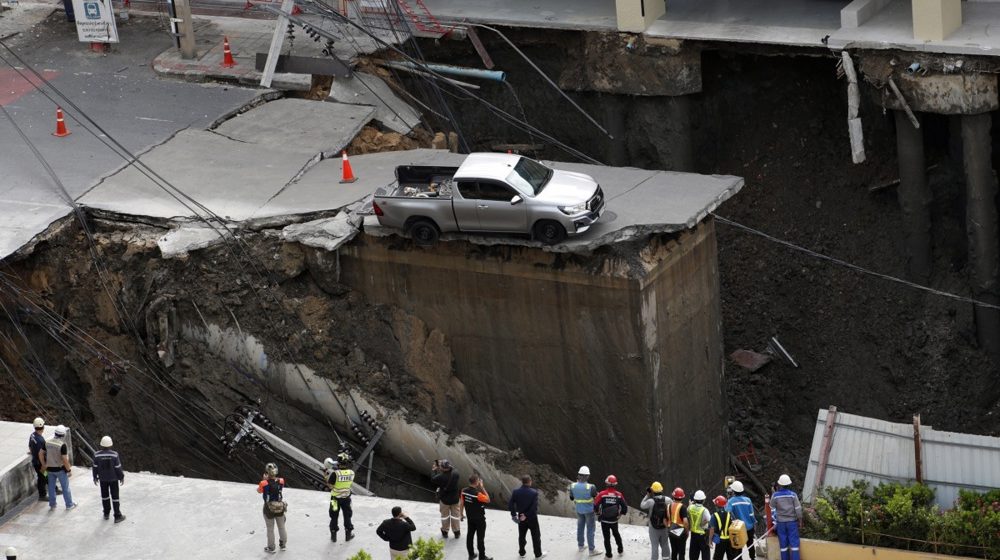 Ogromna rupa od 30 metara otvorila se na ulici u Bangkoku (FOTO, VIDEO) 1