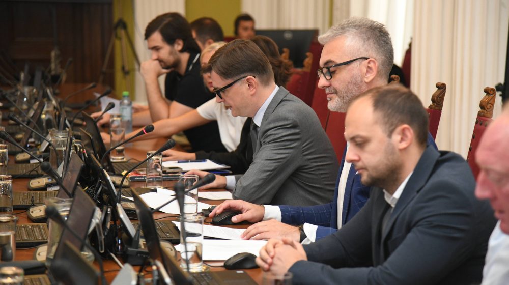 Odbor Skupštine Srbije za administrativno-budžetska pitanja odbio zahtev poslanika opozicije za ostvarivanje prava na zakup stana 9