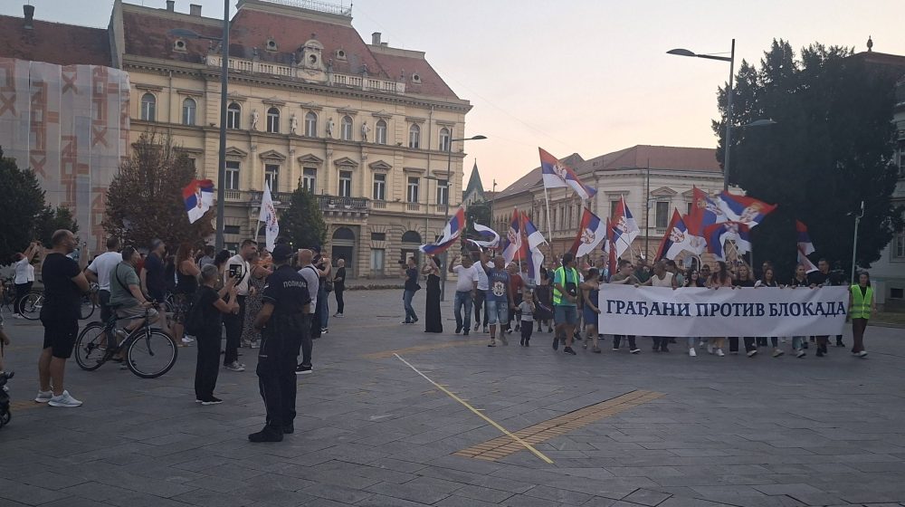 "Aco Srbine" naspram "lopovi" i "ćaci policija": U Zrenjaninu građani sačekali povorku skupa protiv blokada (FOTO) 1