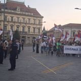 "Aco Srbine" naspram "lopovi" i "ćaci policija": U Zrenjaninu građani sačekali povorku skupa protiv blokada (FOTO) 8