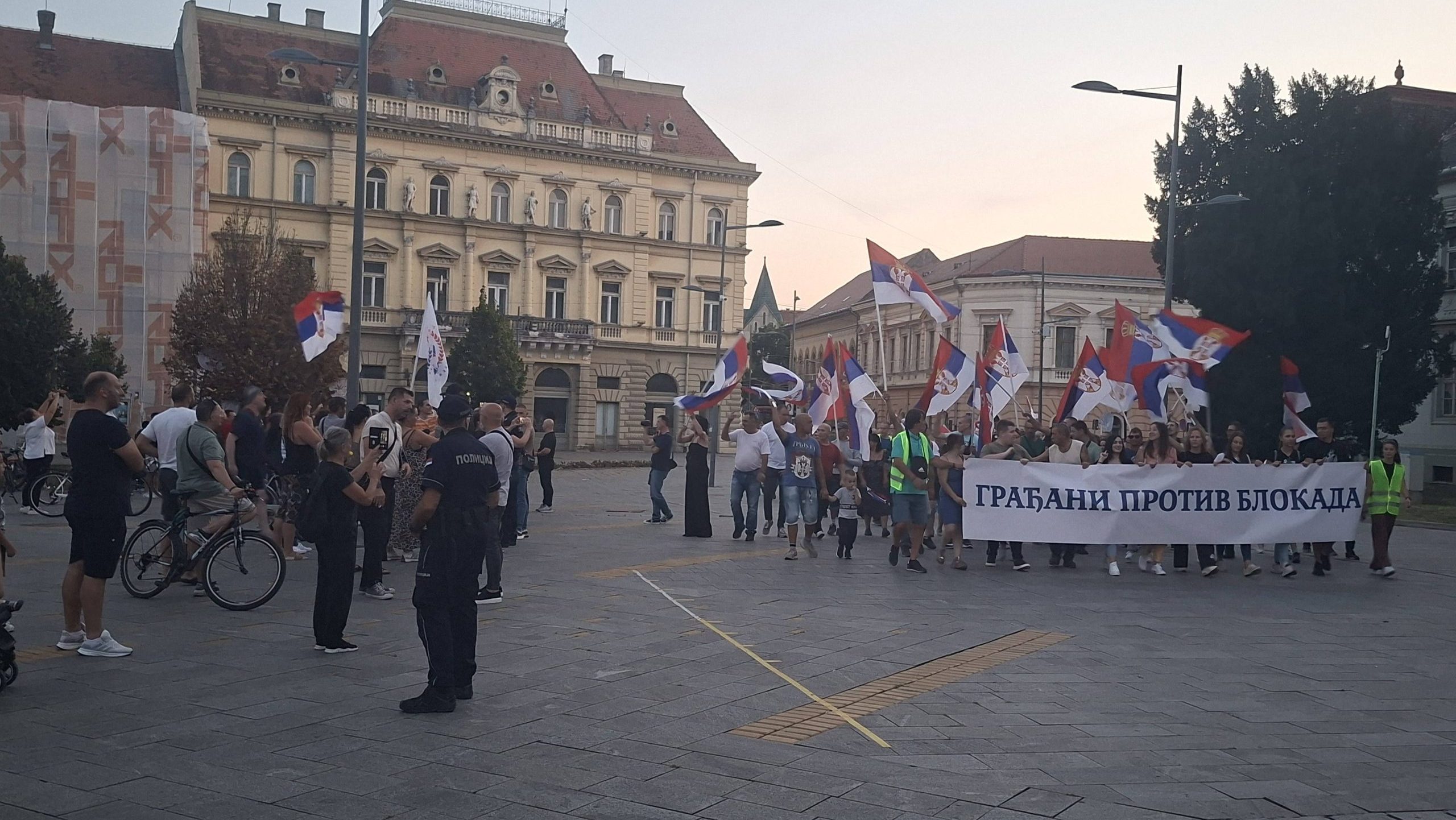 UŽIVO Paralelni skupovi za i protiv blokada širom Srbije: Policija na Voždovcu potiskivala građane zbog Vučića, incidenti kod FON-a, u Kraljevu i Novom Sadu (FOTO; VIDEO) 3