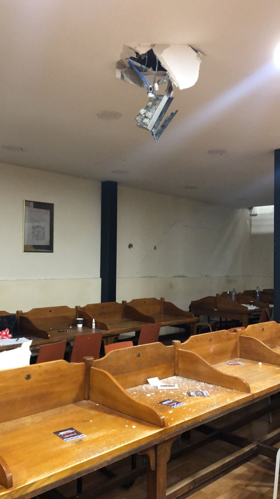 Otpao deo plafona na Pravnom fakultetu (FOTO, VIDEO) 2 Otpao deo plafona na Pravnom fakultetu (FOTO, VIDEO) 2