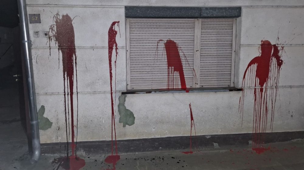 Kuća poljoprivrednika Vladimira Višića iz Stare Pazove gađana crvenom farbom, automobil došao iz Beograda 1