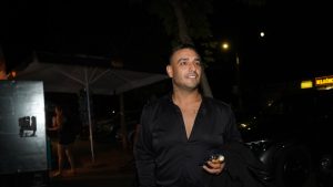 Po ko zna koji put o pevaču Darku Laziću se ovih dana daleko čuje, i ponovo ne zbog njegovog glasa, nego zbog bahate vožnje. Još jednom je izazvao saobraćajnu nesreću. Ovog puta je izgubio kontrolu nad vozilom i zakucao se u autobus gradskog prevoza. Njega i ženu su izvlačili vatrogasci iz preskupog mercedesa.