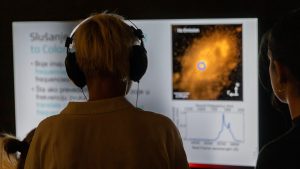 Leteće perle koje prkose gravitaciji, sedam pločica mudrosti, razna putovanja u prošlost i budućnost, ali i kroz krvotok i nervni sistem, ćelijske i arheološke ekspedicije, odgovorno korišćenje sveprisutne veštačke inteligencije, simulacije jedrenja, letenja i ronjenja, samo su neke od stotinu tema koje će pokriti najuzbudljvija noć nauke u Srbiji.