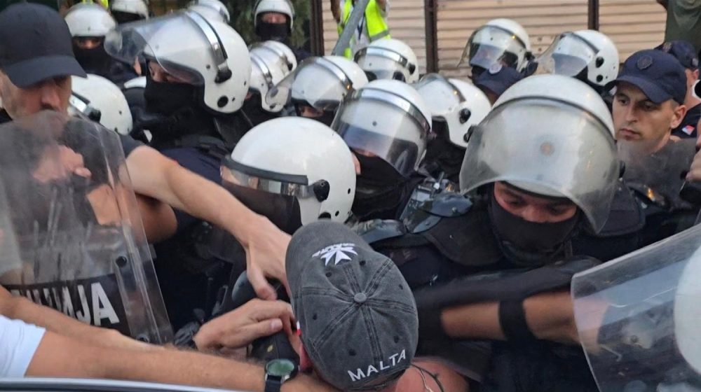 UŽIVO Paralelni skupovi za i protiv blokada širom Srbije: Policija na Voždovcu potiskivala građane zbog Vučića, incidenti kod FON-a, u Kraljevu i Novom Sadu (FOTO; VIDEO) 1