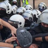 UŽIVO Paralelni skupovi za i protiv blokada širom Srbije: Policija na Voždovcu potiskivala građane zbog Vučića, incidenti kod FON-a, u Kraljevu i Novom Sadu (FOTO; VIDEO) 6