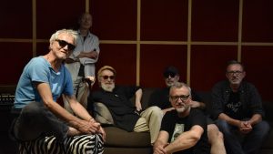 Dokumentarni film „Treći svijet” o grupi Haustor, jednoj od najuticajnijih muzičkih pojava bivše Jugoslavije, stiže u domaće i regionalne bioskope 2. oktobra. Reditelj Arsen Oremović uspeo je da, posle 40 godina, okupi kreativni dvojac: kompozitora i gitaristu Darka Rundeka i kompozitora i basistu Srđana Sahera.