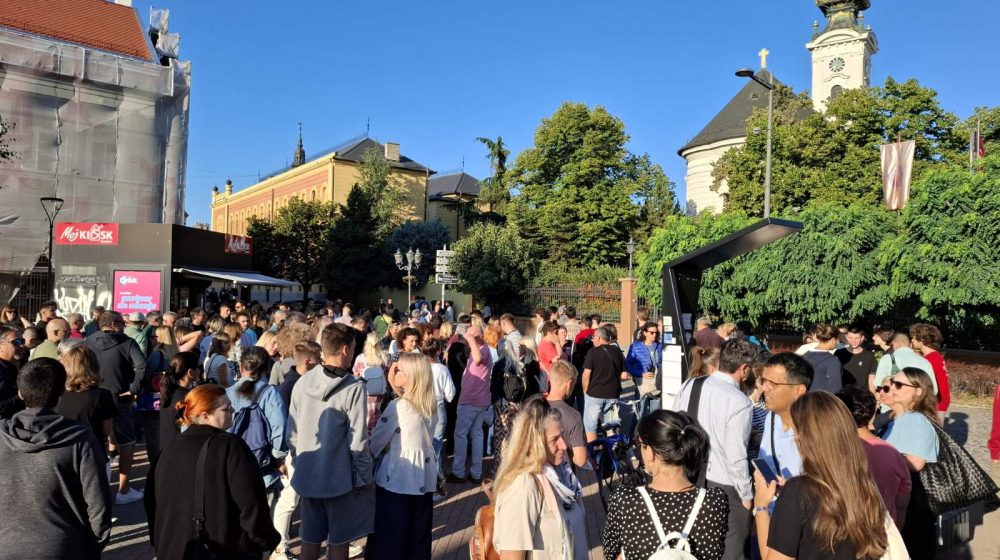 Protest ispred Jovine gimnazije, roditelji ne žele preseljenje njihove dece u druge škole 1