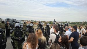 Građani koji su se okupili u Novom Sadu kako bi se usprotivili skupu građana koji se protive blokadama i podržavaju vlast, policija je potisnula u naselju Klisa.