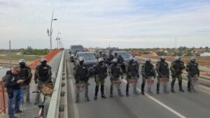 Udruženje novinara Srbije (UNS) ocenilo je postupanje pripadnika Žandarmerije prema novinarki Vojnet produkcije iz Novog Sada Staši Keneški kao neprihvatljivo, nakon što joj je tokom izveštavanja sa današnjeg protesta u Novom Sadu onemogućeno da se slobodno kreće uz obrazloženje da nema "press" prsluk.

 

 