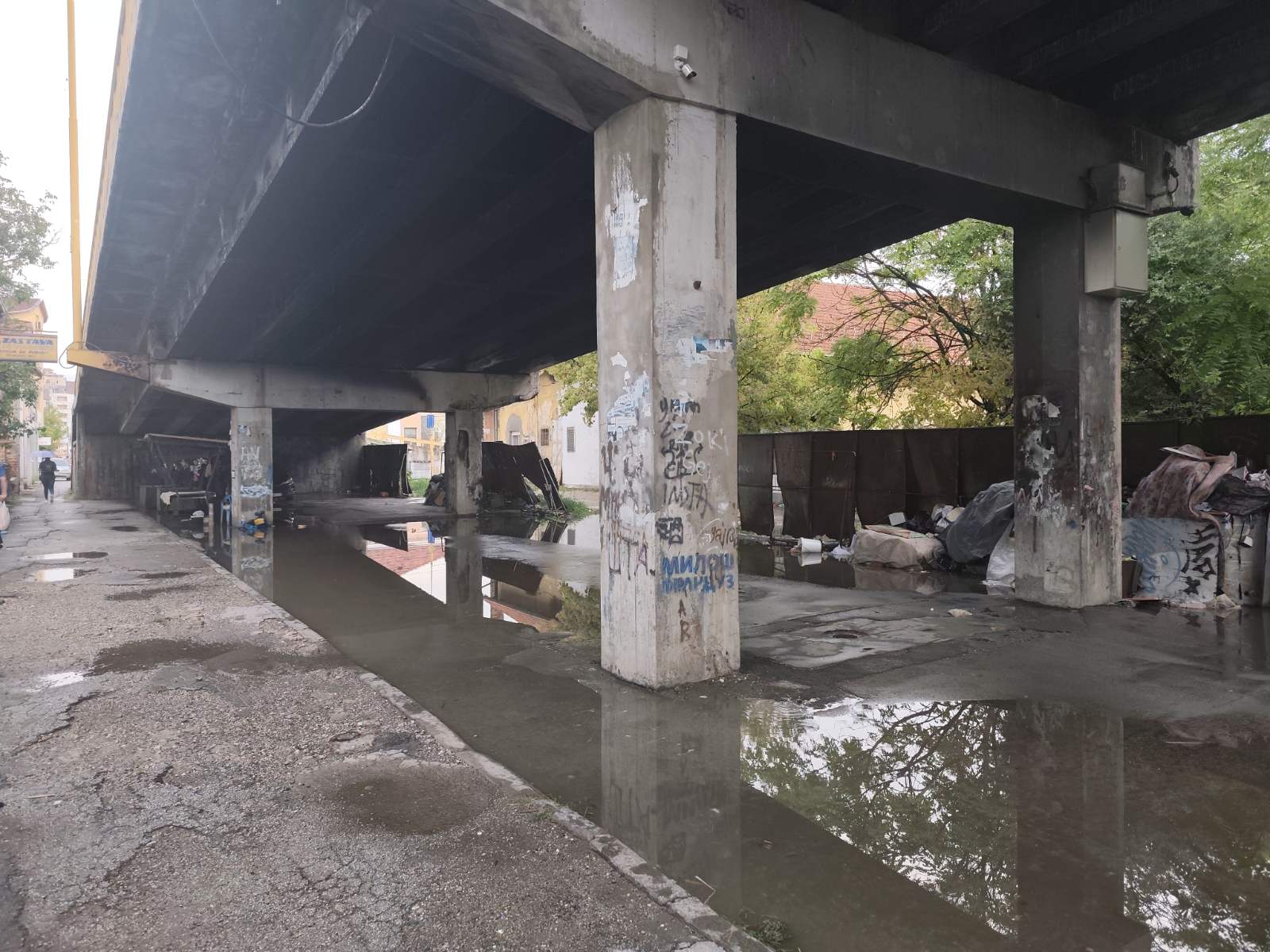 Nadvožnjak „Gazela” u Kragujevcu nije bezbedan, po ko zna koji put, upozoravaju zborovi građana 2 Nadvožnjak „Gazela” u Kragujevcu nije bezbedan, po ko zna koji put, upozoravaju zborovi građana 2