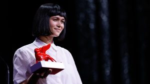 Film „Kratko leto“ ruske rediteljke Nastje Korkije, u produkciji srpske produkcijske kuće Art &amp; Popcorn, dobitnik je prestižne nagrade Lav budućnosti – „Luiđi de Laurentis“ za najbolji debitantski film na 82. Venecijanskom filmskom festivalu.