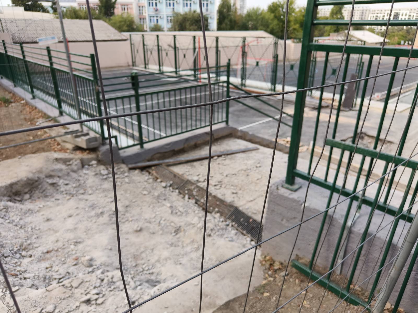 Školsko dvorište raskopano, direktorka kaže da je bezbedno: OŠ „Oslobodioci Beograda“ počela sa radom posle rekonstrukcije 3 Školsko dvorište raskopano, direktorka kaže da je bezbedno: OŠ „Oslobodioci Beograda“ počela sa radom posle rekonstrukcije 3