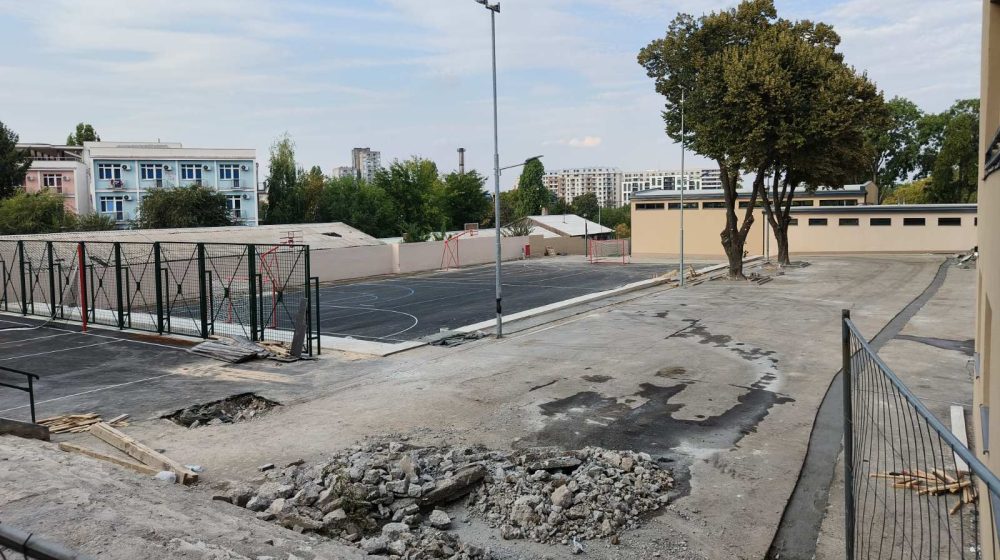 Školsko dvorište raskopano, direktorka kaže da je bezbedno: OŠ „Oslobodioci Beograda“ počela sa radom posle rekonstrukcije 1