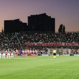 Počeo je 177. večiti derbi: Minut ćutanja u čast Dejana Milovanovića i prekid već u drugom minutu 2