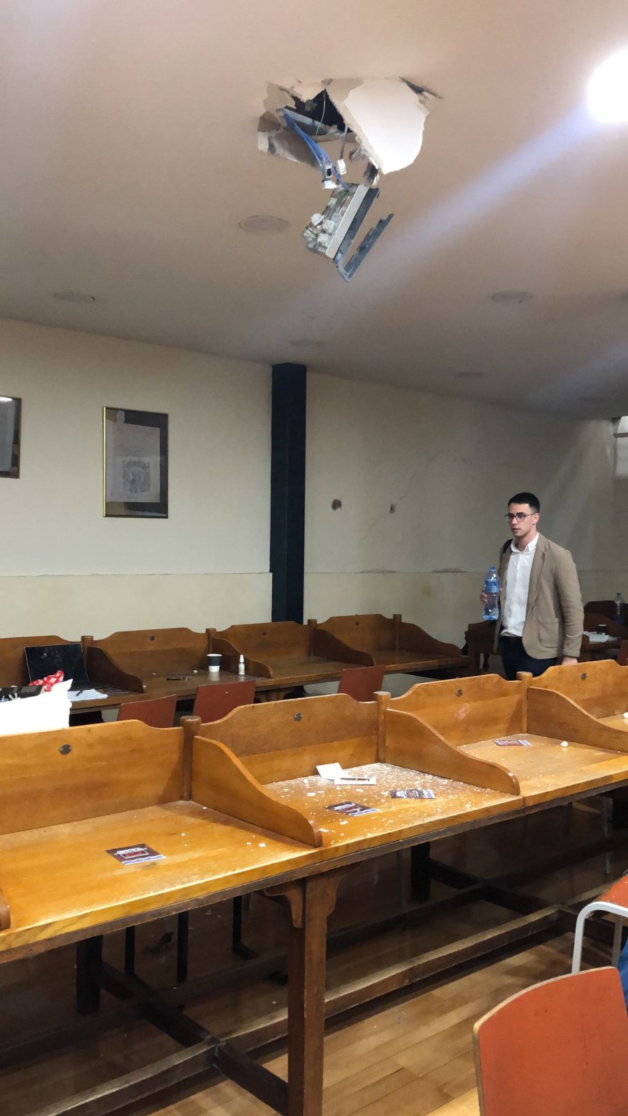 Otpao deo plafona na Pravnom fakultetu (FOTO, VIDEO) 3 Otpao deo plafona na Pravnom fakultetu (FOTO, VIDEO) 3