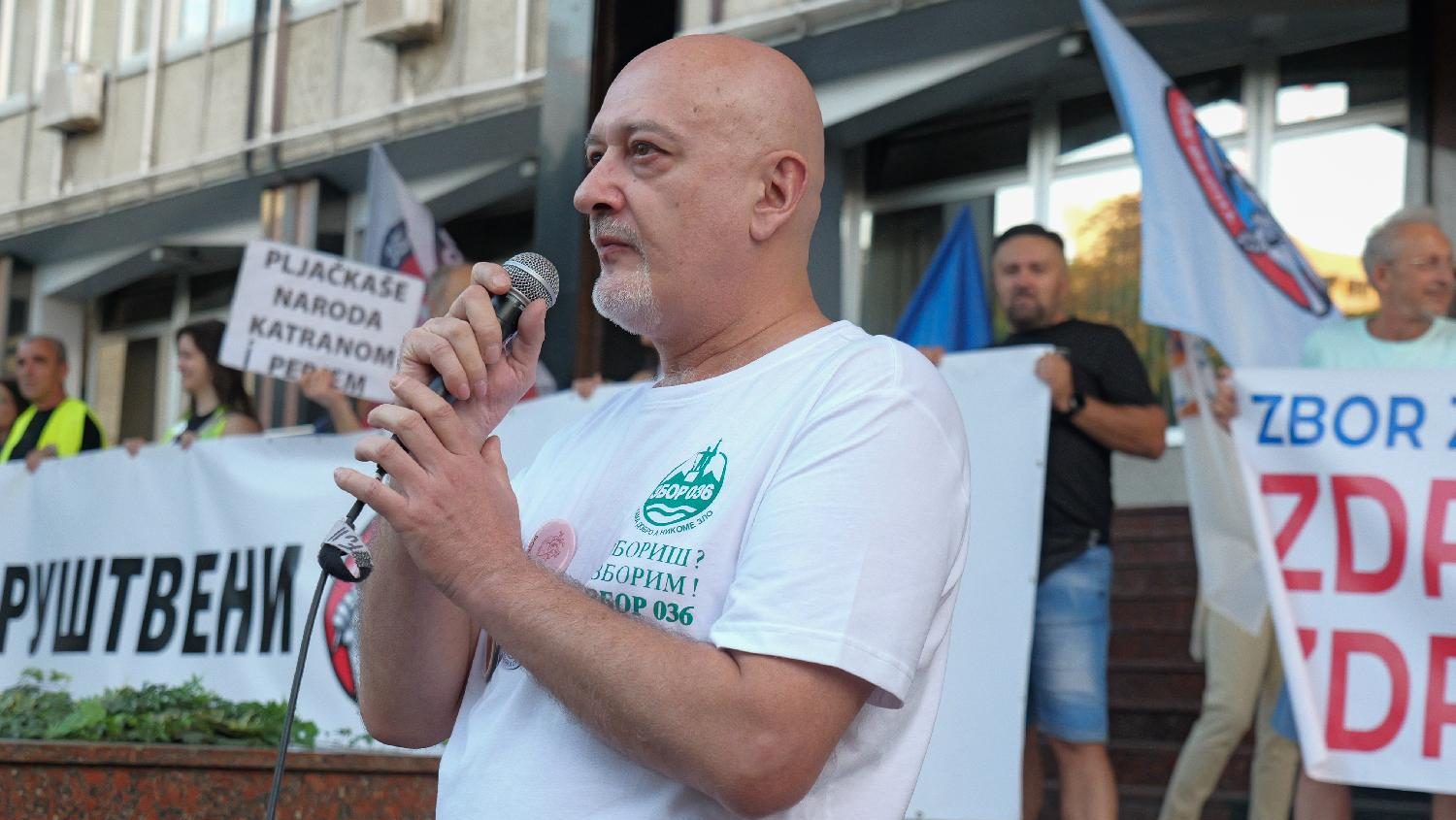 Šta je poručeno sa protesta Društvenog fronta "Javna dobra = vrednost, a ne roba" (FOTO; VIDEO) 2 Šta je poručeno sa protesta Društvenog fronta "Javna dobra = vrednost, a ne roba" (FOTO; VIDEO) 2